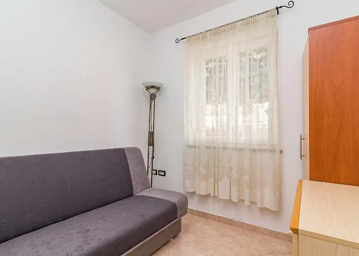 Jere-2 By Interhome بولا